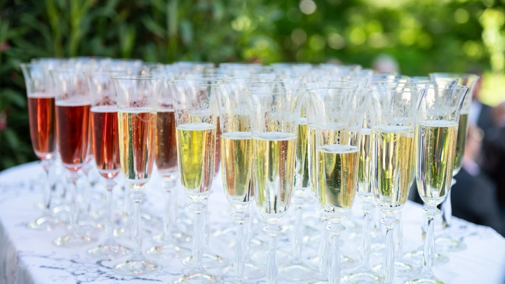 How Wedding Sprawl Affects the Guests