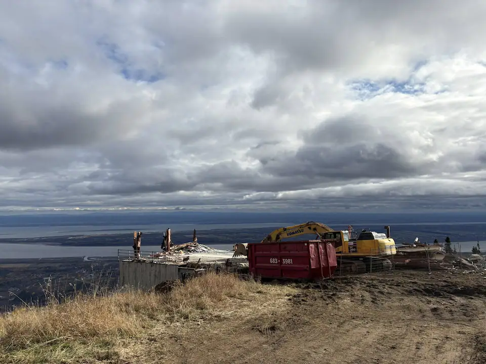 L’un des chalets au sommet du Mont-Sainte-Anne a été démoli dans les derniers jours