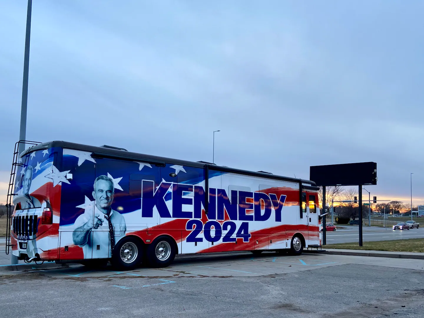 Who is driving the Kennedy 2024 campaign bus cross