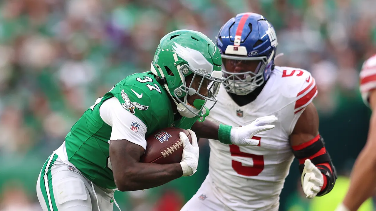 Giants' Kayvon Thibodeaux sounds off after controversial call on tush push vs Eagles