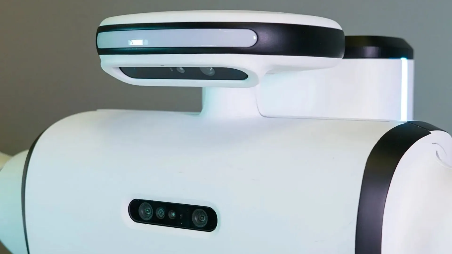 US firm unveils wheeled humanoid robot with 4