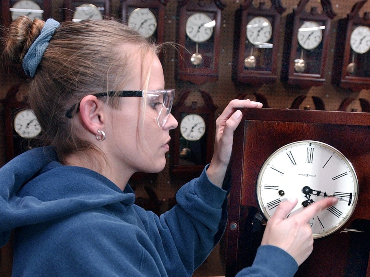 Historic Zeeland clock maker to sell final inventory at steep discounts