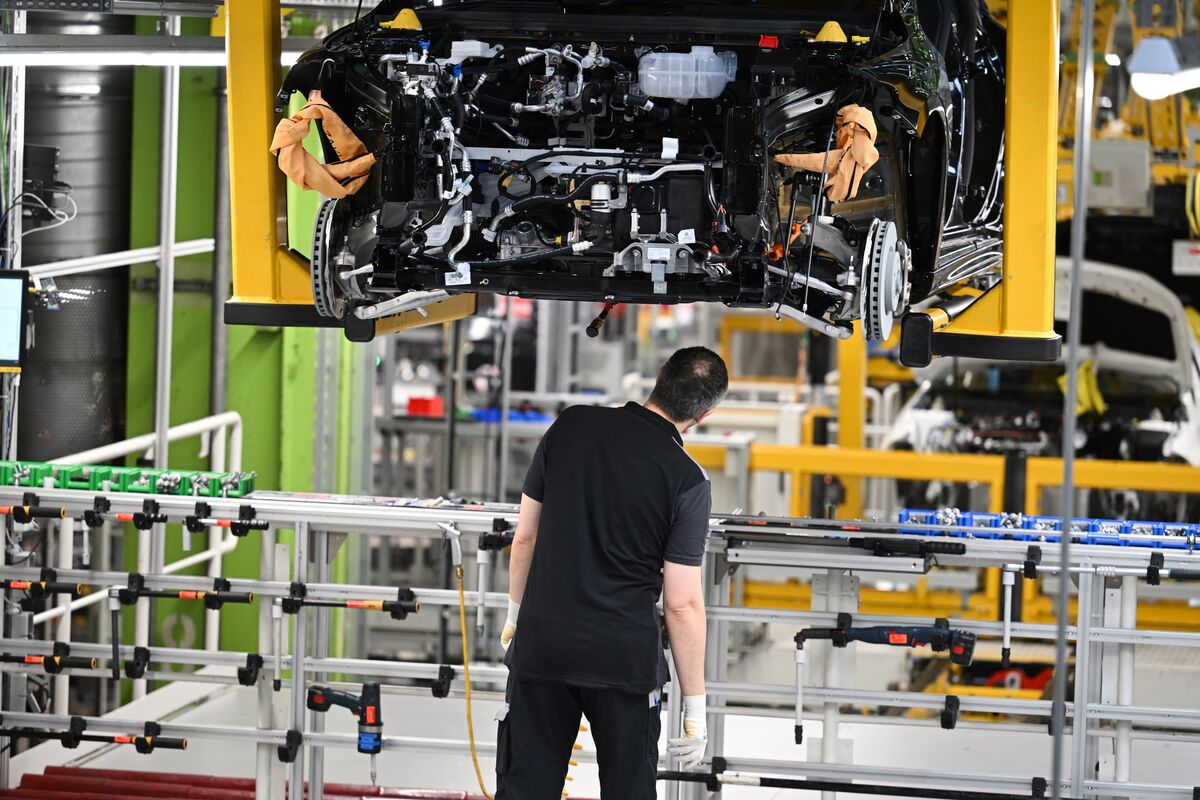 Mercedes Confirms Guidance, to Start €2 Billion Share Buyback