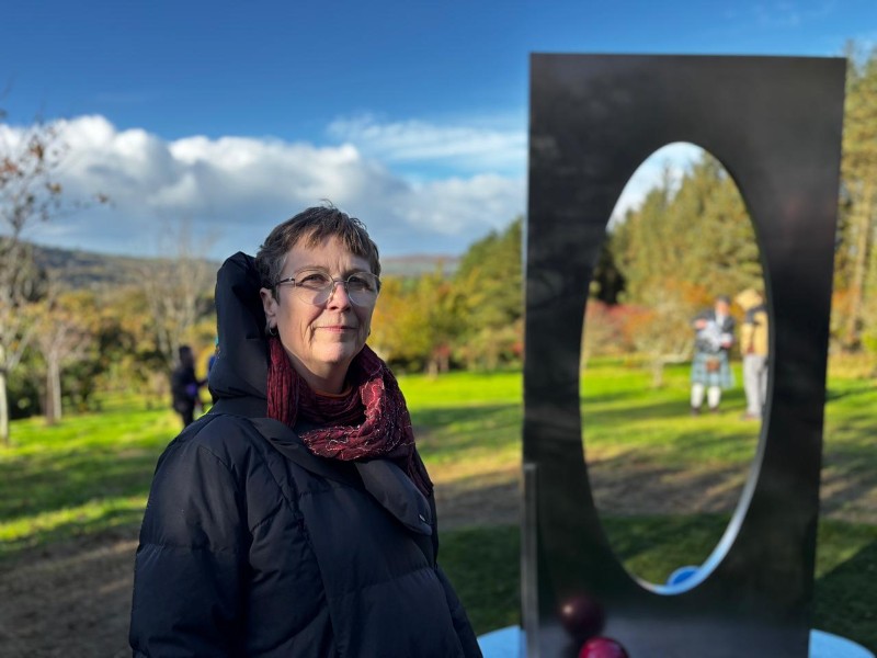 "He would be absolutely thrilled": Manx artist's loved ones attend unveiling of 'final' sculpture