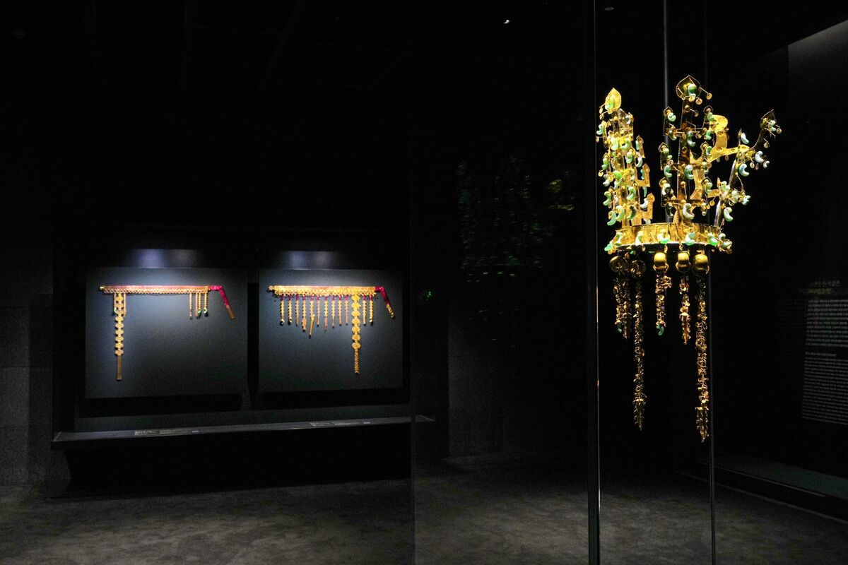 South Korea Plans to Gift Trump Replica Gold Crown During Visit