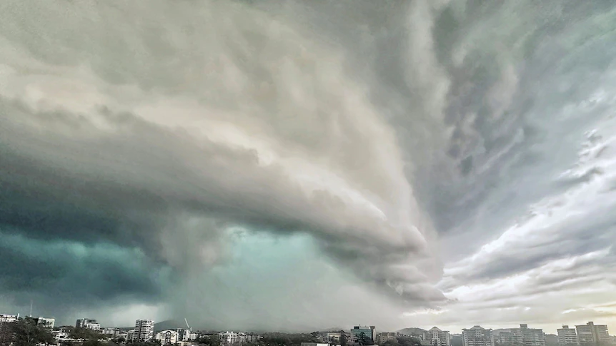 Queensland govt demands answers over BOM site refresh following storm