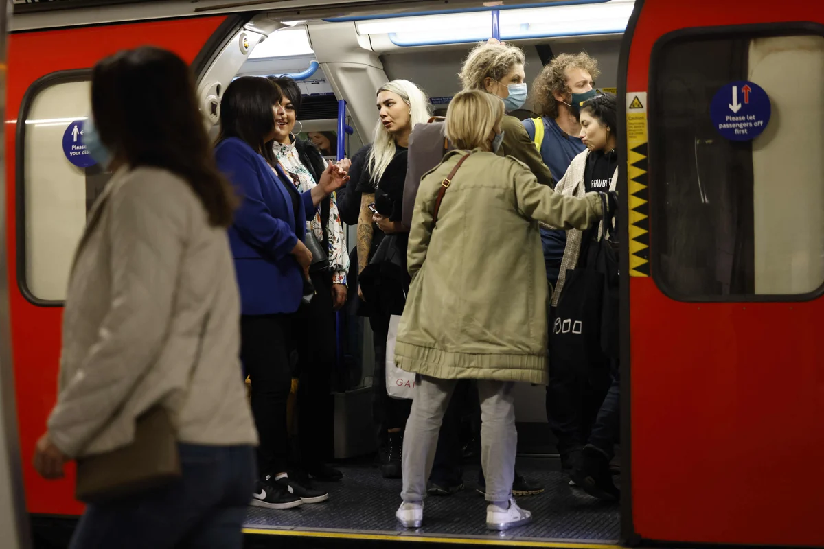 London travel news LIVE: Signal failure causes chaos on the Elizabeth line