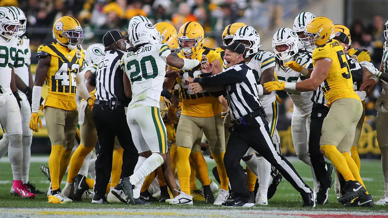 Referees knocked down as Steelers-Packers brawl erupts during kickoff return in Sunday night thriller