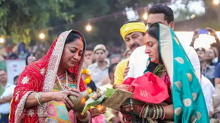 Delhi Celebrates Grand Chhath, CM Rekha Gupta, BJP Leaders Offer 'Arghya' At Yamuna Banks