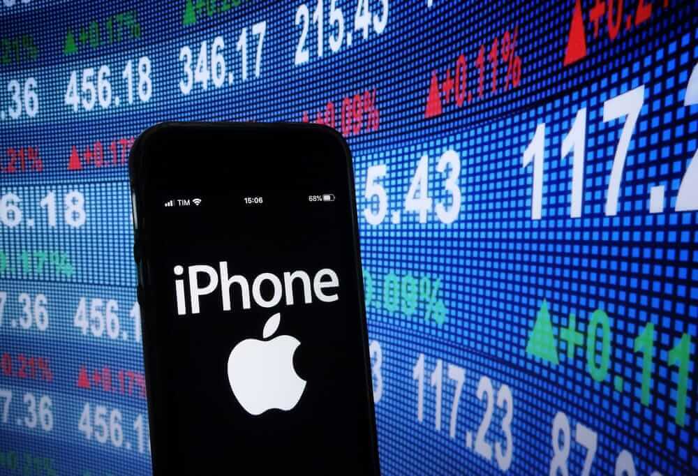 Is Apple Stock a Buy Heading Into Q4 Earnings as iPhone 17 Sales Soar?