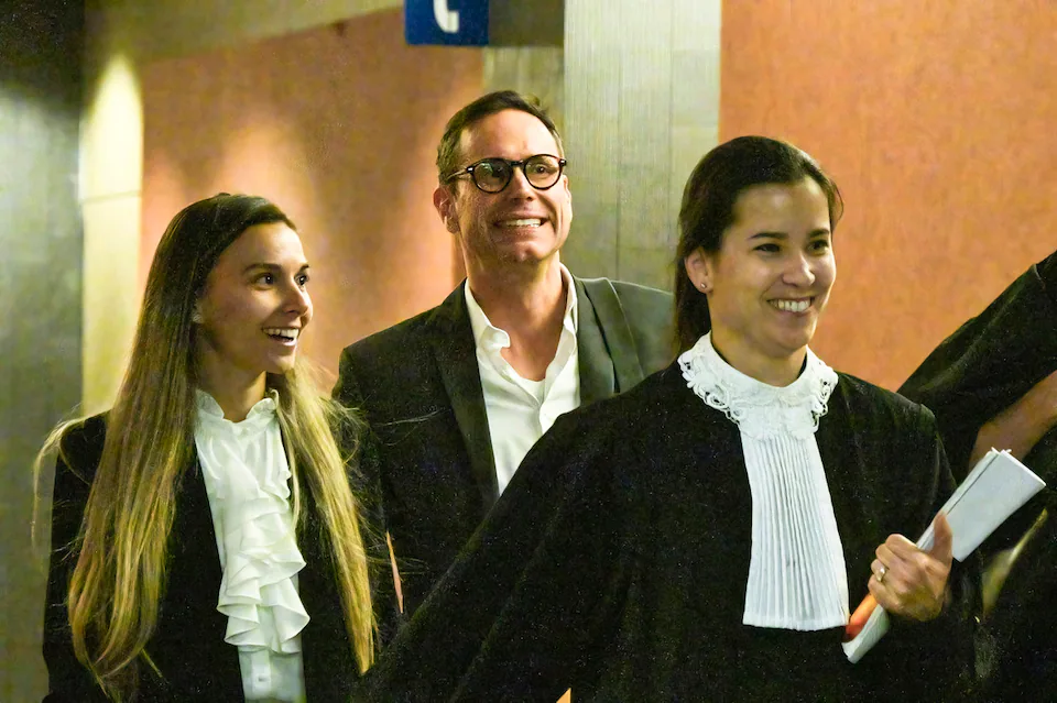 Viol collectif avec un médecin spécialiste: prison à domicile dans un luxueux penthouse