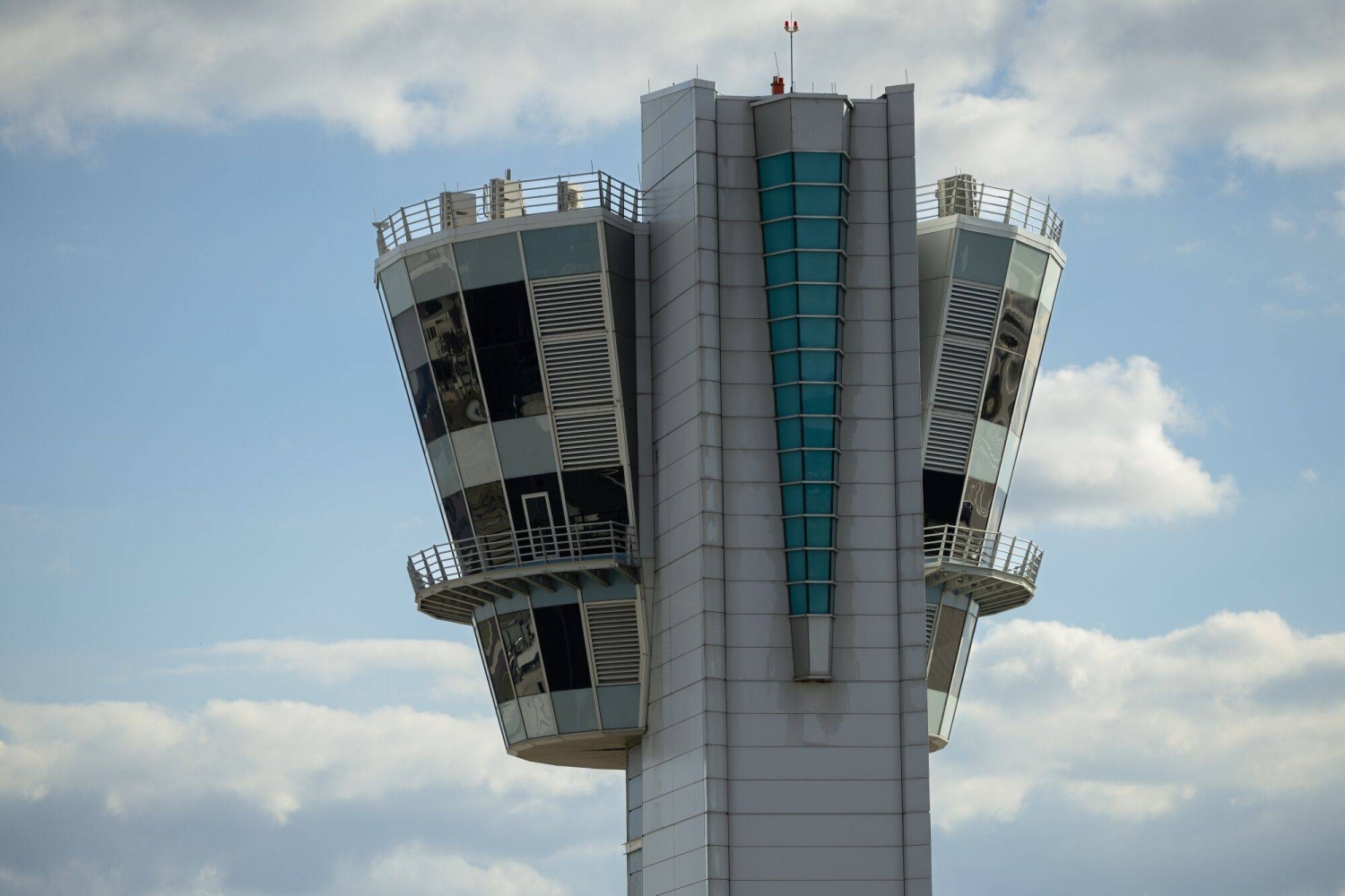 Thousands of U.S. flights delayed as government shutdown halts paychecks