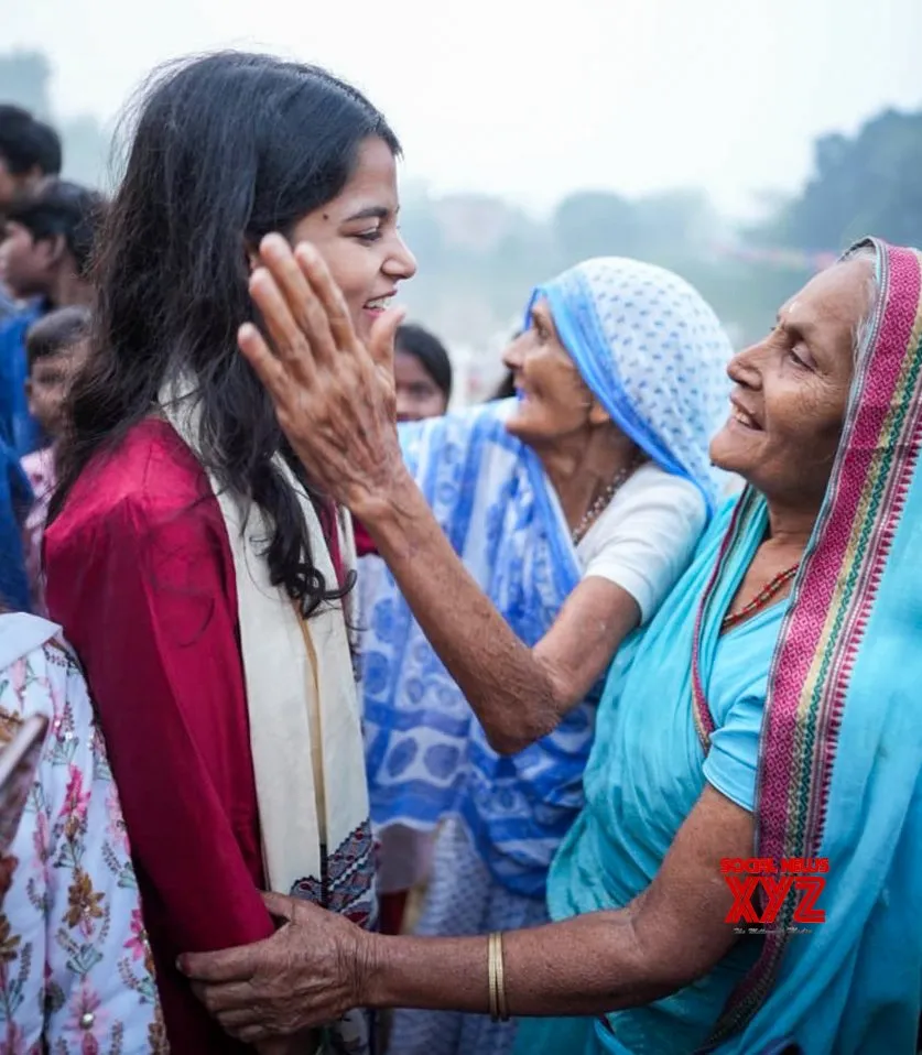 Alinagar: Maithili Thakur during Chhat Puja celebrations #Gallery