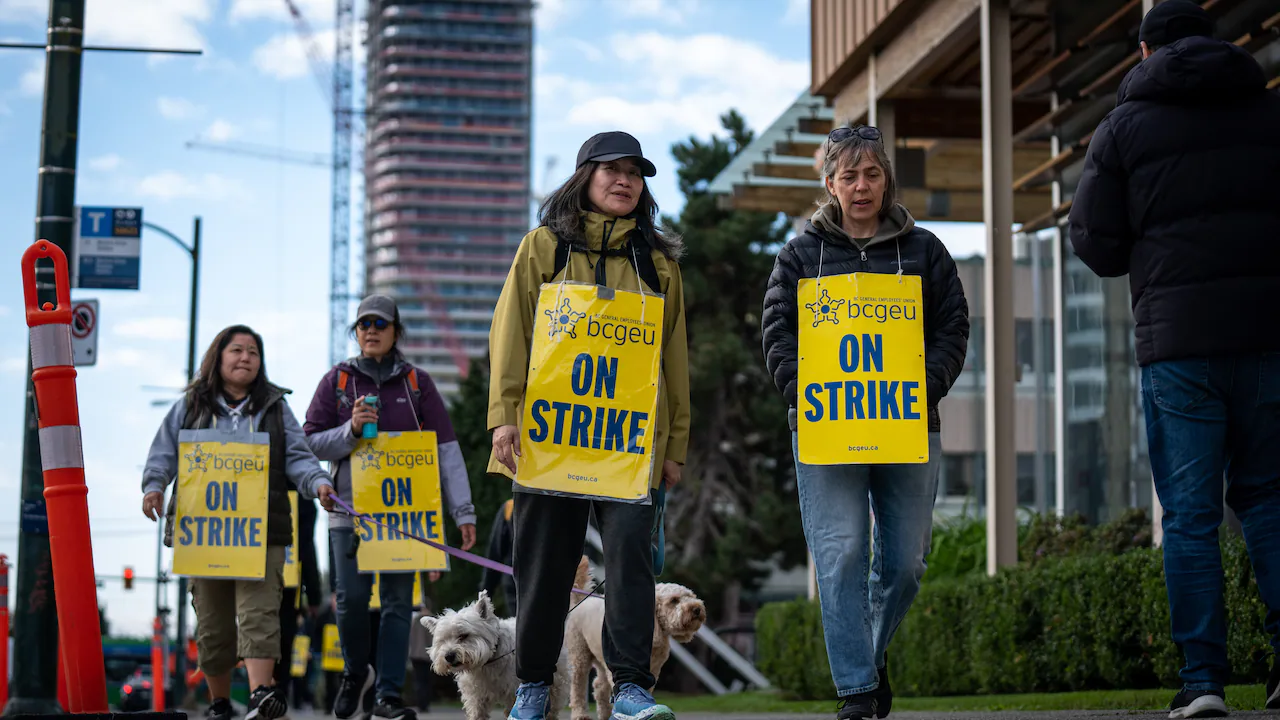 Striking B.C. public service workers announce tentative deal with province