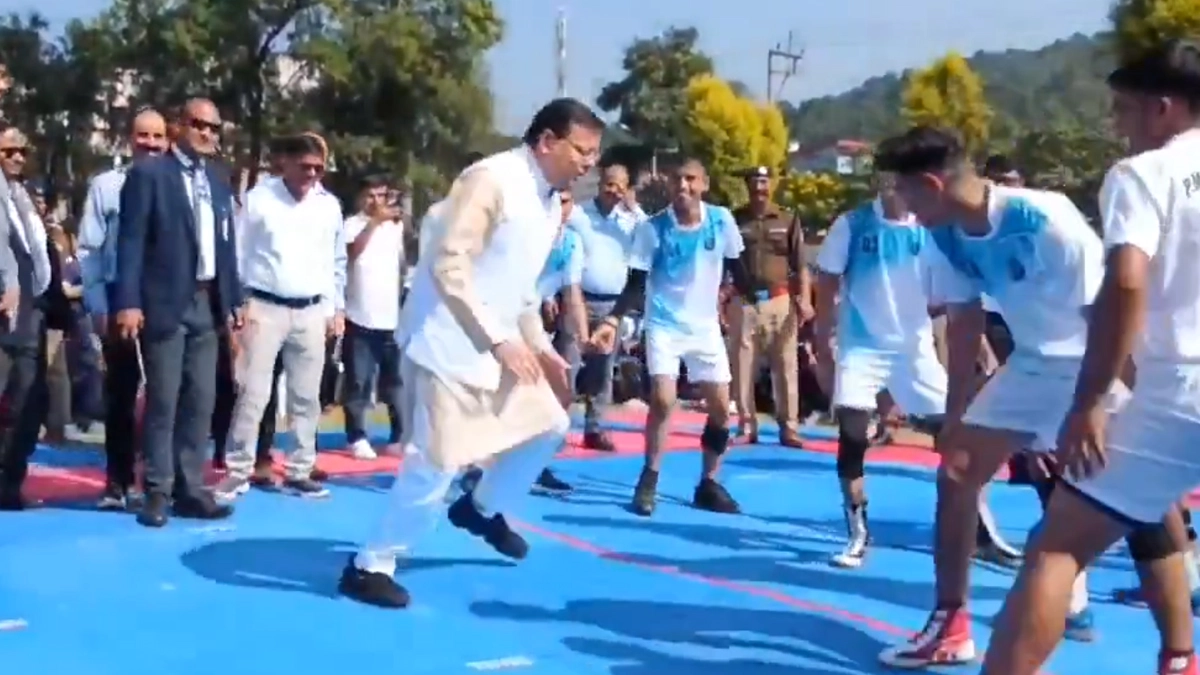 Sansad Khel Mahotsav 2025: Uttarakhand CM Pushkar Singh Dhami Plays Kabaddi During 'MP Sports Festival' at Rajiv Gandhi Navodaya Vidyalaya in Dehradun, Video Surfaces