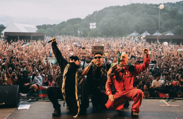 Cliabhán Kneecap is Harland & Wolff, Béal Feirste, ag cur fáilte roimh Oireachtas na Gaeilge