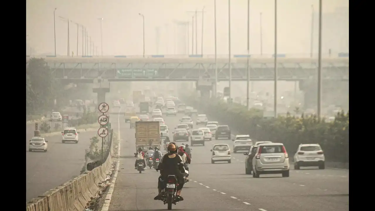 Delhi weather: Sunny skies, no rain; AQI remains very poor