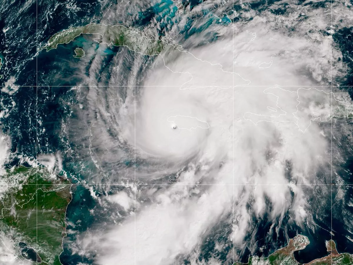 Hurricane Melissa flattens homes as 58,000 Brits on Jamaica face 'storm of century'