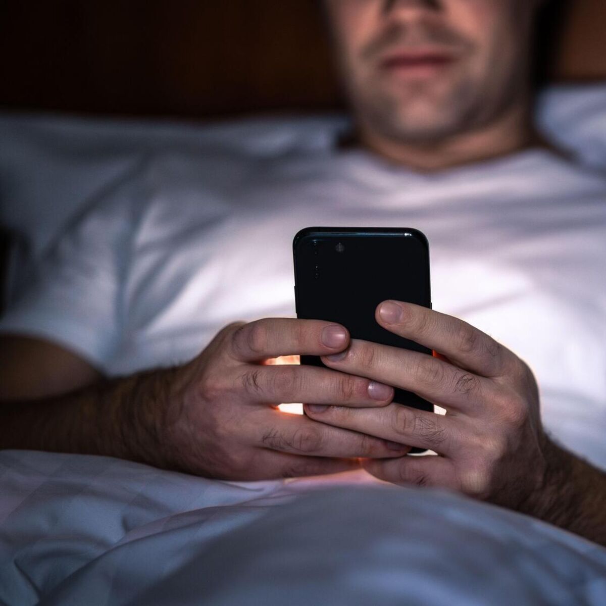 Posting on social media overnight linked to poor mental wellbeing – study