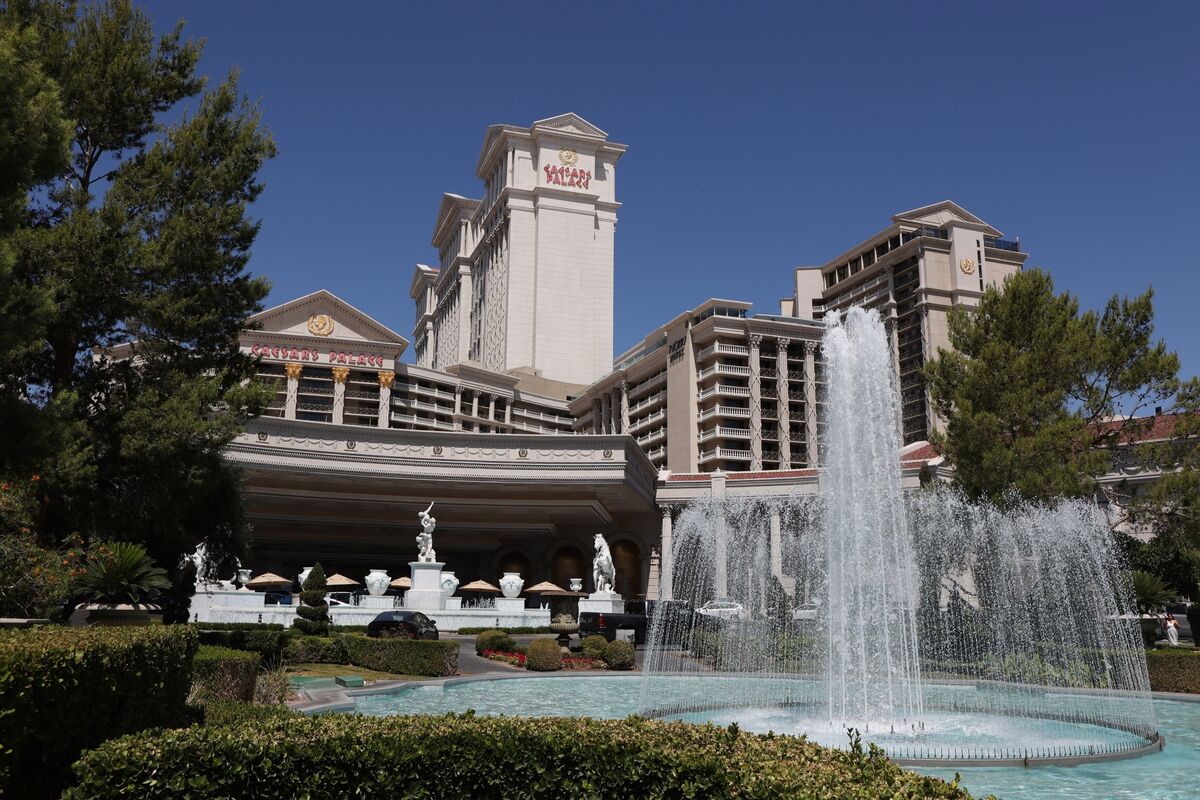 Caesars CEO Sees Las Vegas Recovery After ‘Soft Summer’