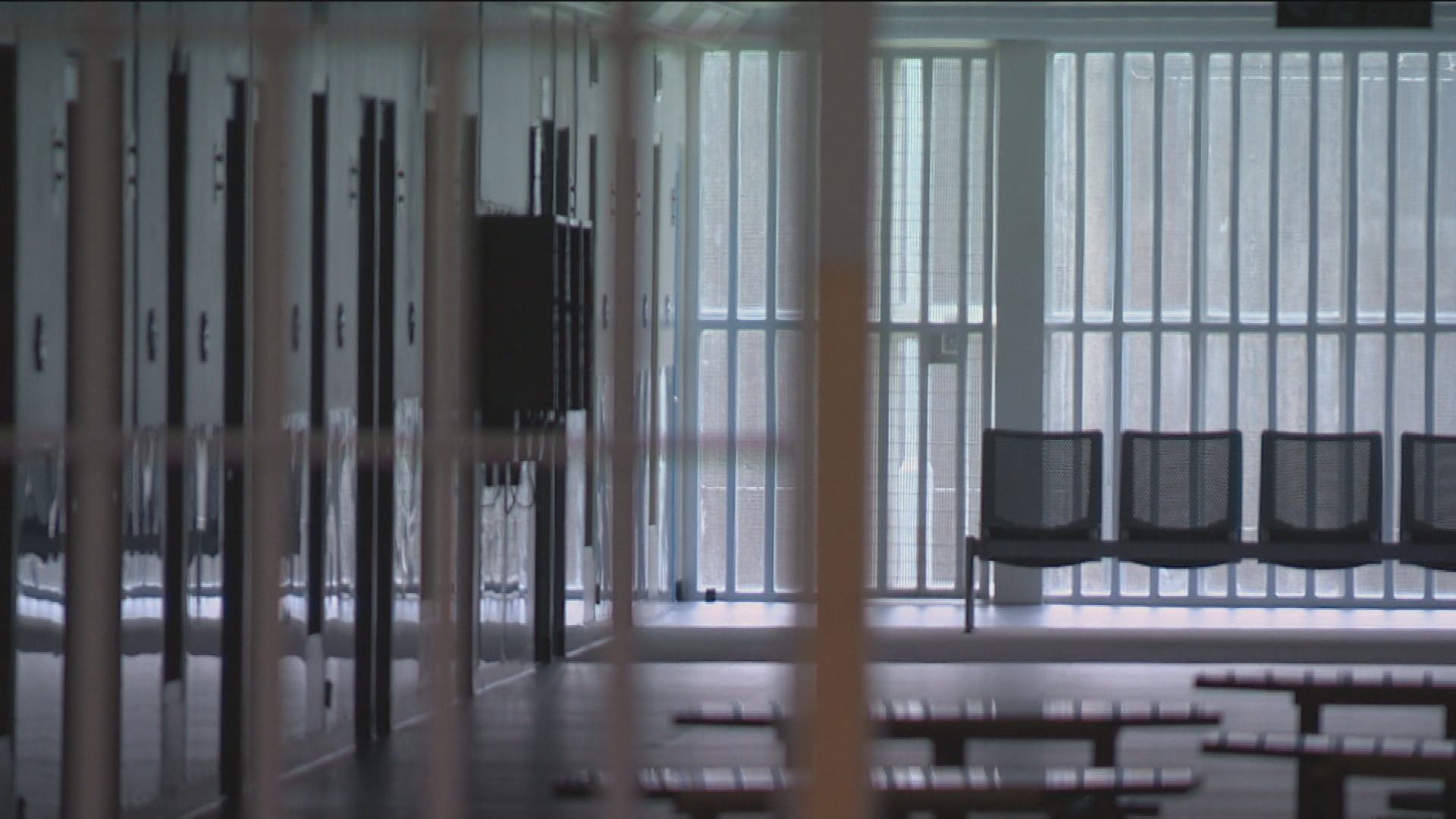 Almost 1,000 prisoners to be released early to ease overcrowding crisis