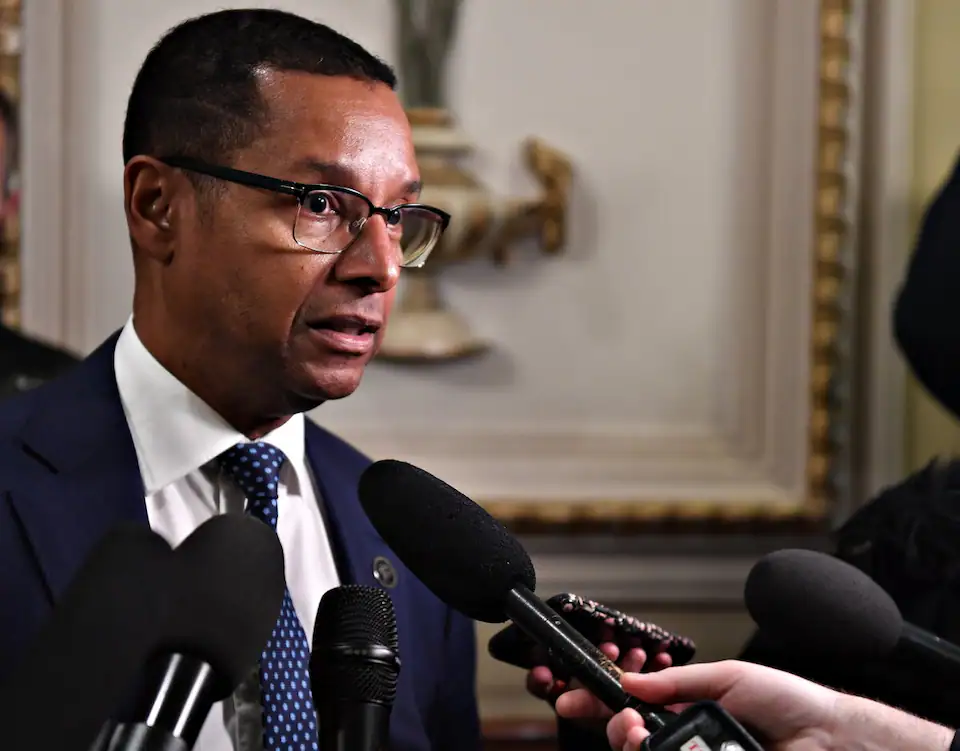 Rémunération des médecins: la femme et la fille du ministre Lionel Carmant sont fâchées