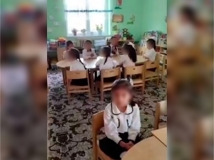 Kindergarten teacher disciplined for asking children about their father’s scent (video) - qalampir.uz