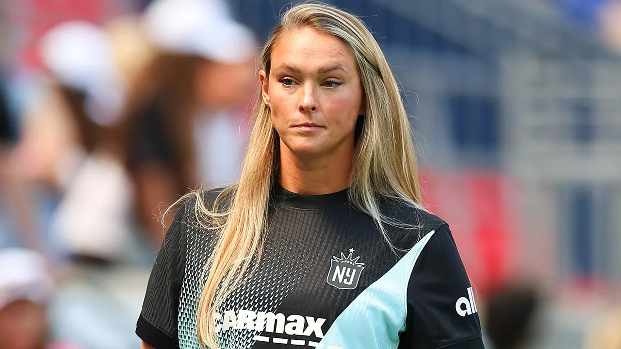 Kylie Kelce gets real on Cowboys trick-or-treaters