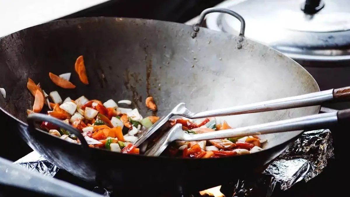 Health Tips : आयरन की कढ़ाई में ये सब्जियां ना पकाएं वरना सेहत और स्वाद दोनों को होगा नुकसान