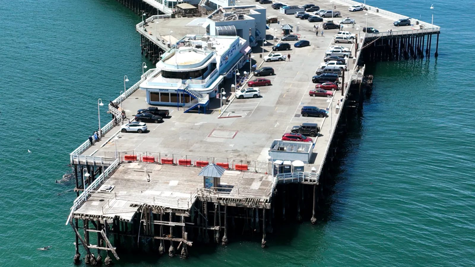 Car drives off Santa Cruz Wharf, water rescue follows