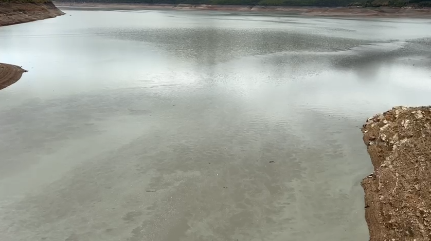 Reshjet e shiut rrisin nivelin e liqenit të Fierzës, rrënojat e Kukësit të vjetër mbulohen nga uji