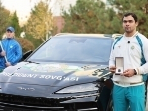 President gifts a car to World champion - Qalampir.uz