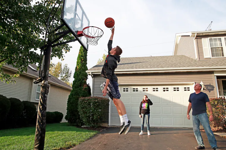 Pubertal gynecomastia makes teen want to quit basketball team