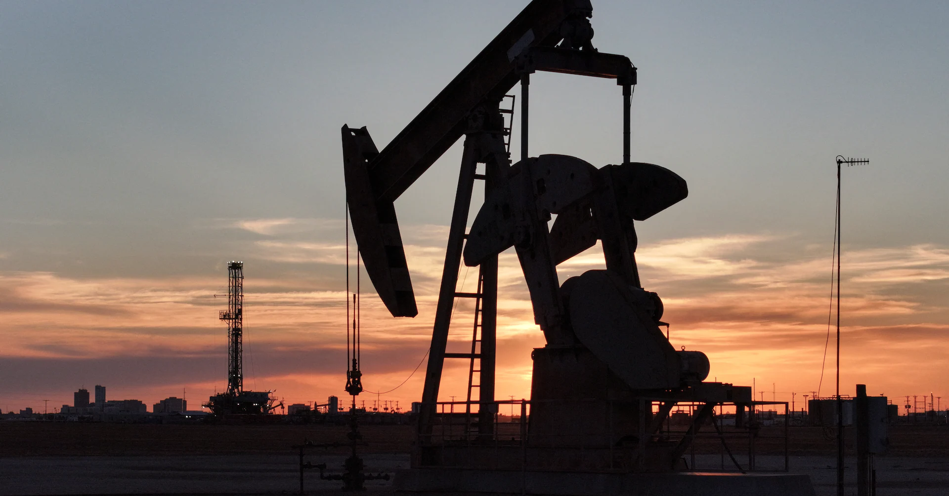 Oil edges up on US crude inventory draw