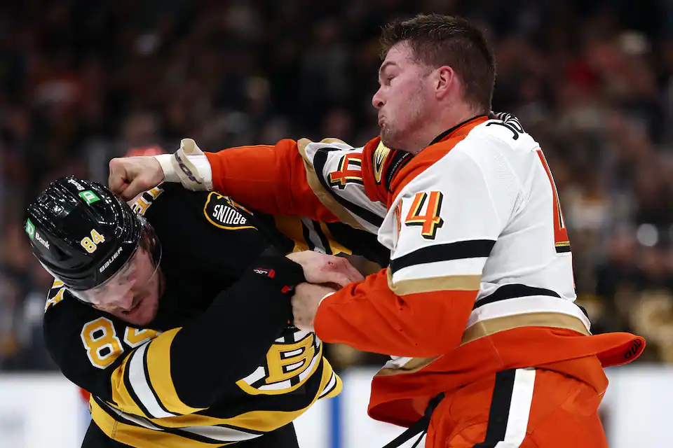 À VOIR : Ross Johnston se bat dans un quatrième match de suite!