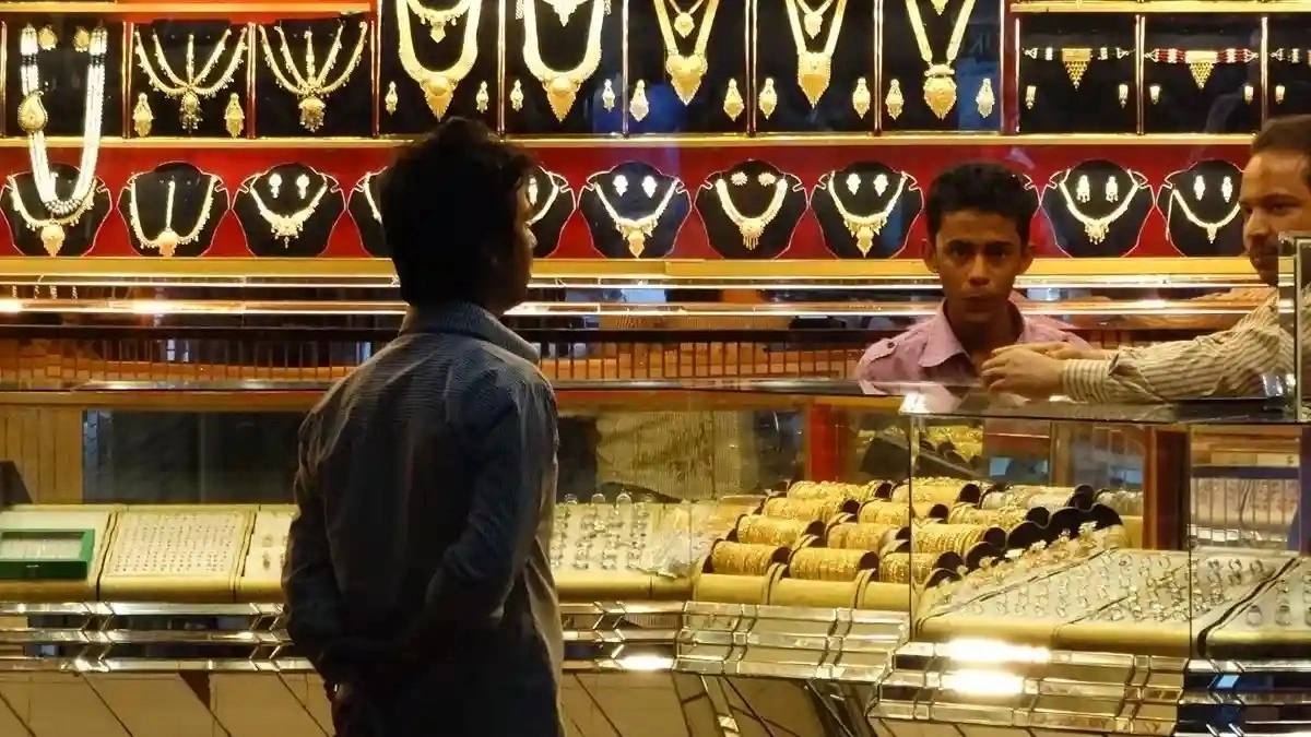 Gold Rate Today, October 26: Gold Price Drops Slightly As Market Ramains Volatile, Check Prices of Yellow Metal in Delhi, Mumbai, Chennai, Bengaluru and Other Metro Cities