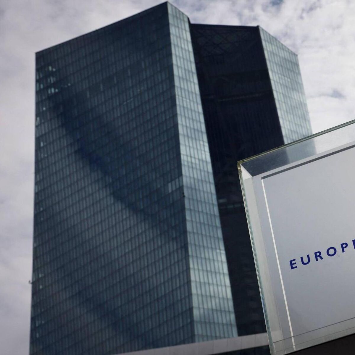 European Central Bank keeps interest rates unchanged