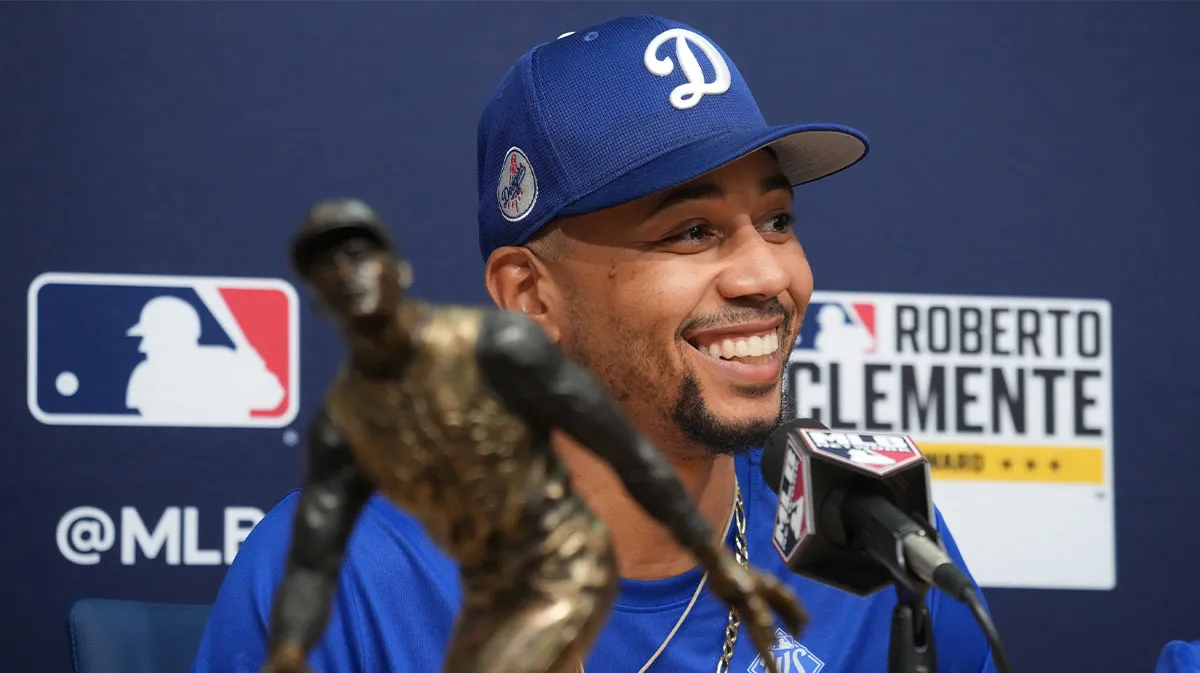 Magic Johnson congratulates Dodgers’ Mookie Betts on Roberto Clemente Award win