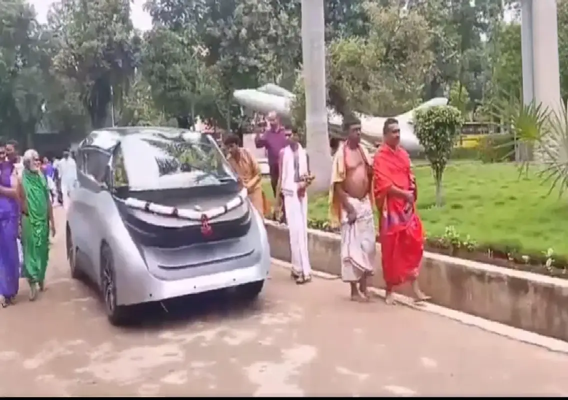 Driverless car demo at Bengaluru college featuring seer goes viral