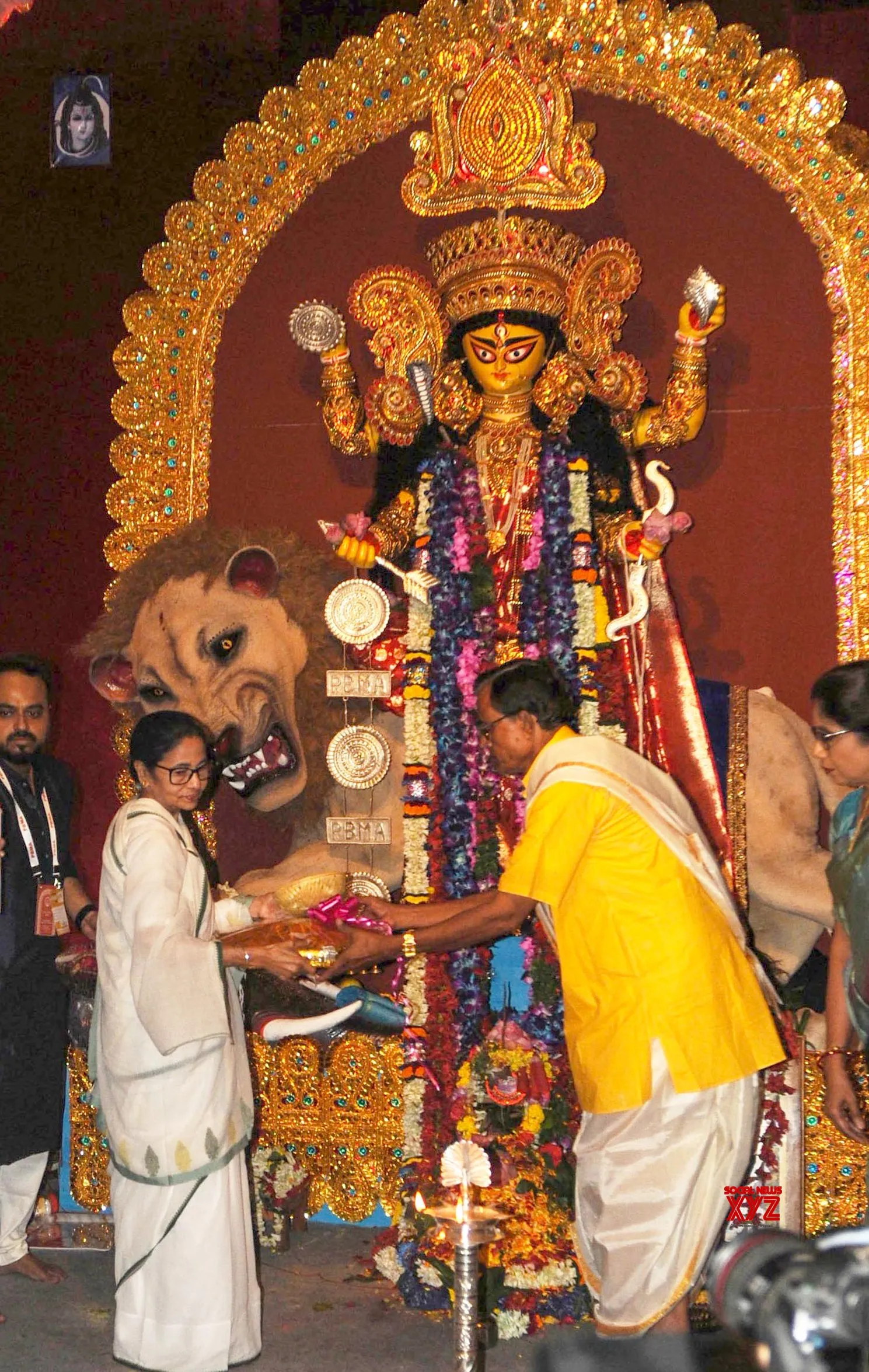 Kolkata: Mamata Banerjee inaugurates Jagaddhatri Puja – #Gallery