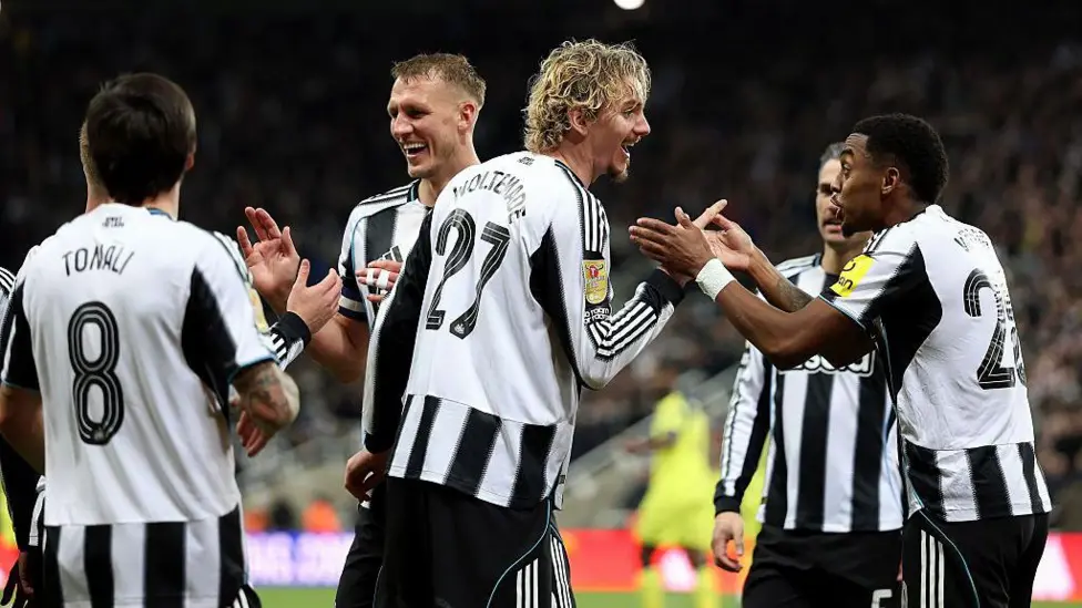 Holders Newcastle overcome Spurs to reach last eight