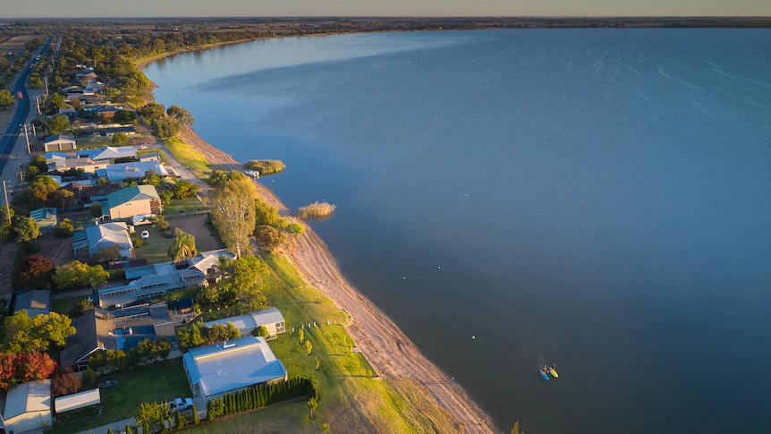 Fears high algae levels will make Victorian lake off limits this summer