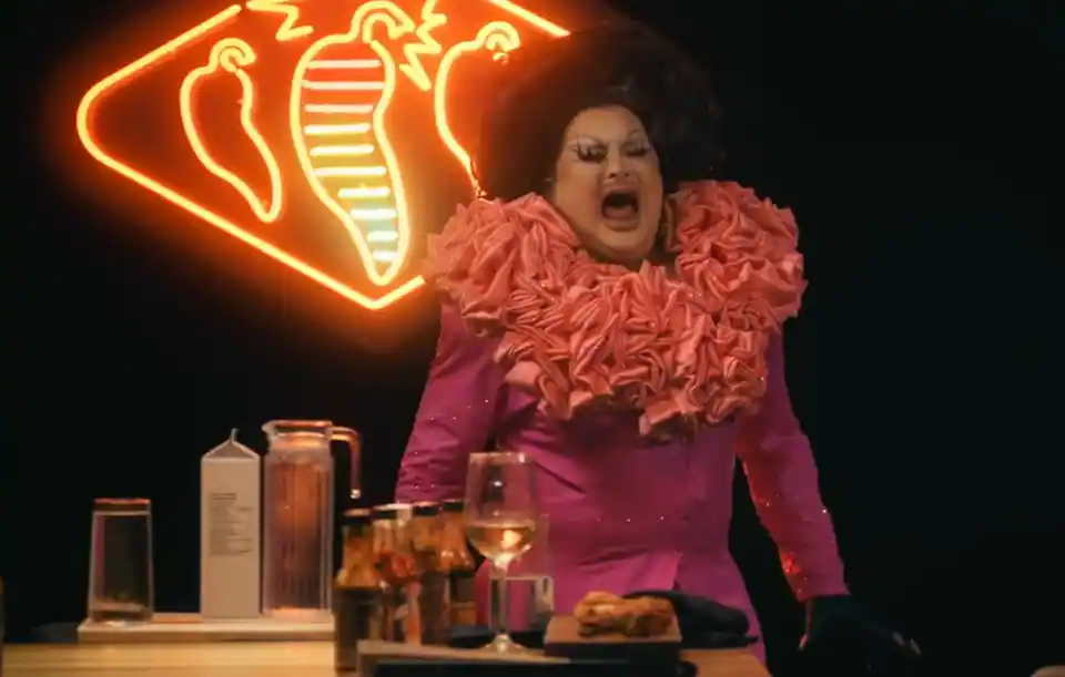 VIDÉO | «Hot Ones Québec»: voyez Mona de Grenoble courir en talons hauts pour tenter de chasser la douleur