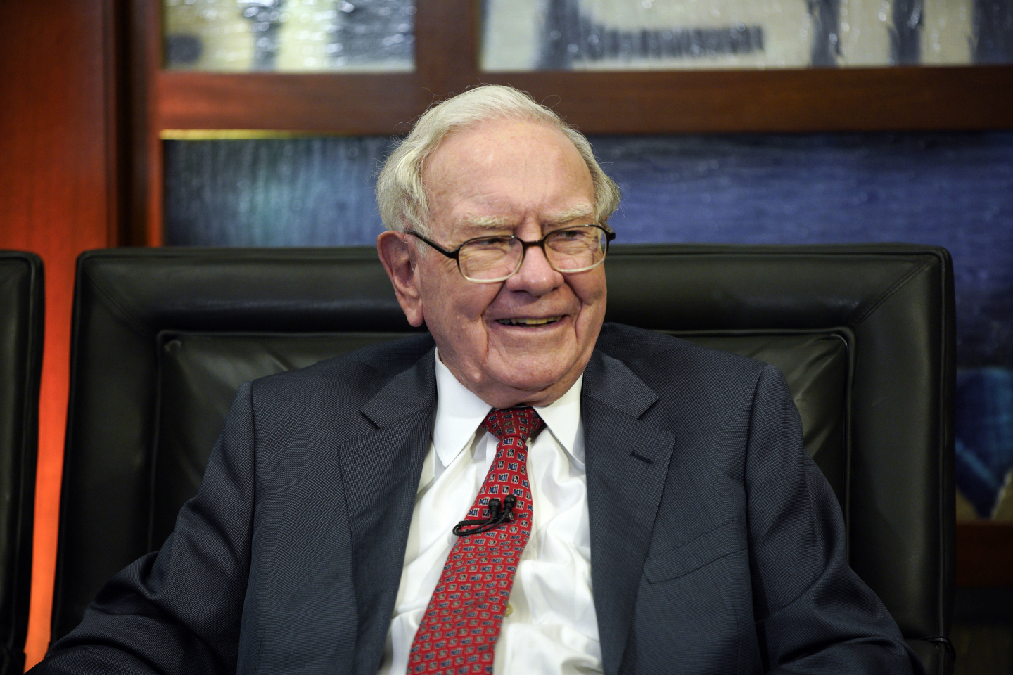 10 Things Warren Buffet Does Differently