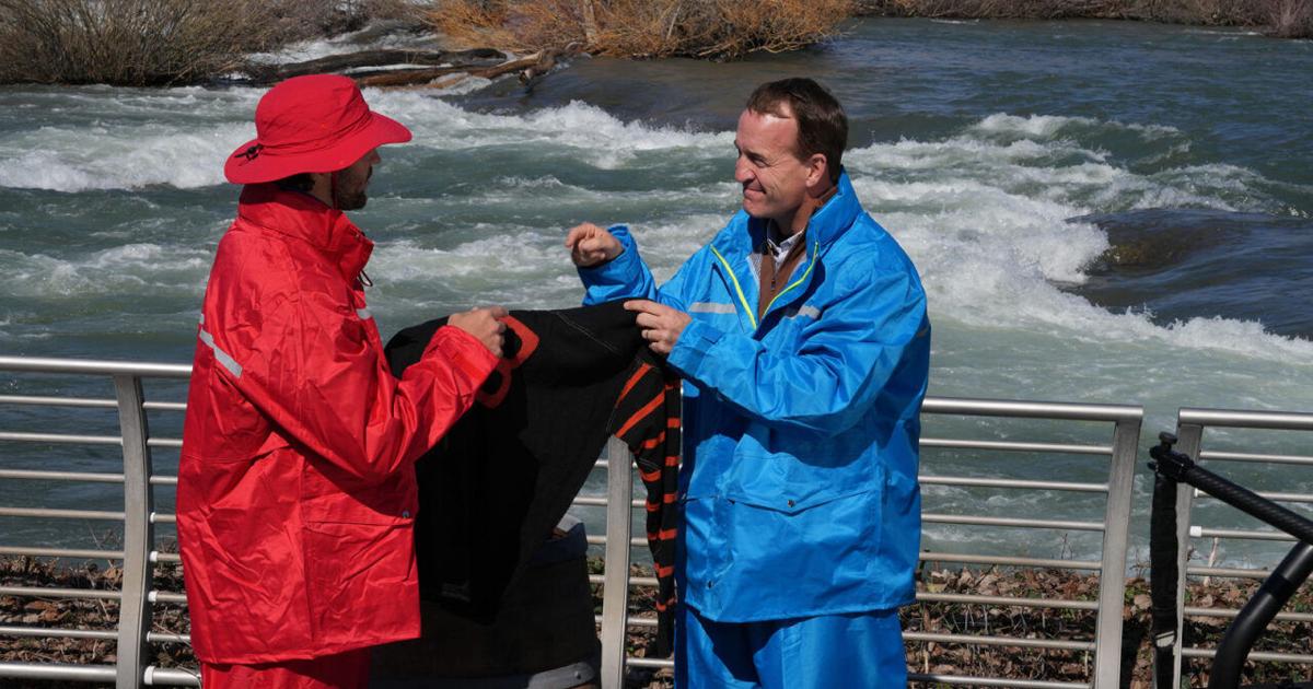 Payton Manning's show takes a look at Buffalo sports curse