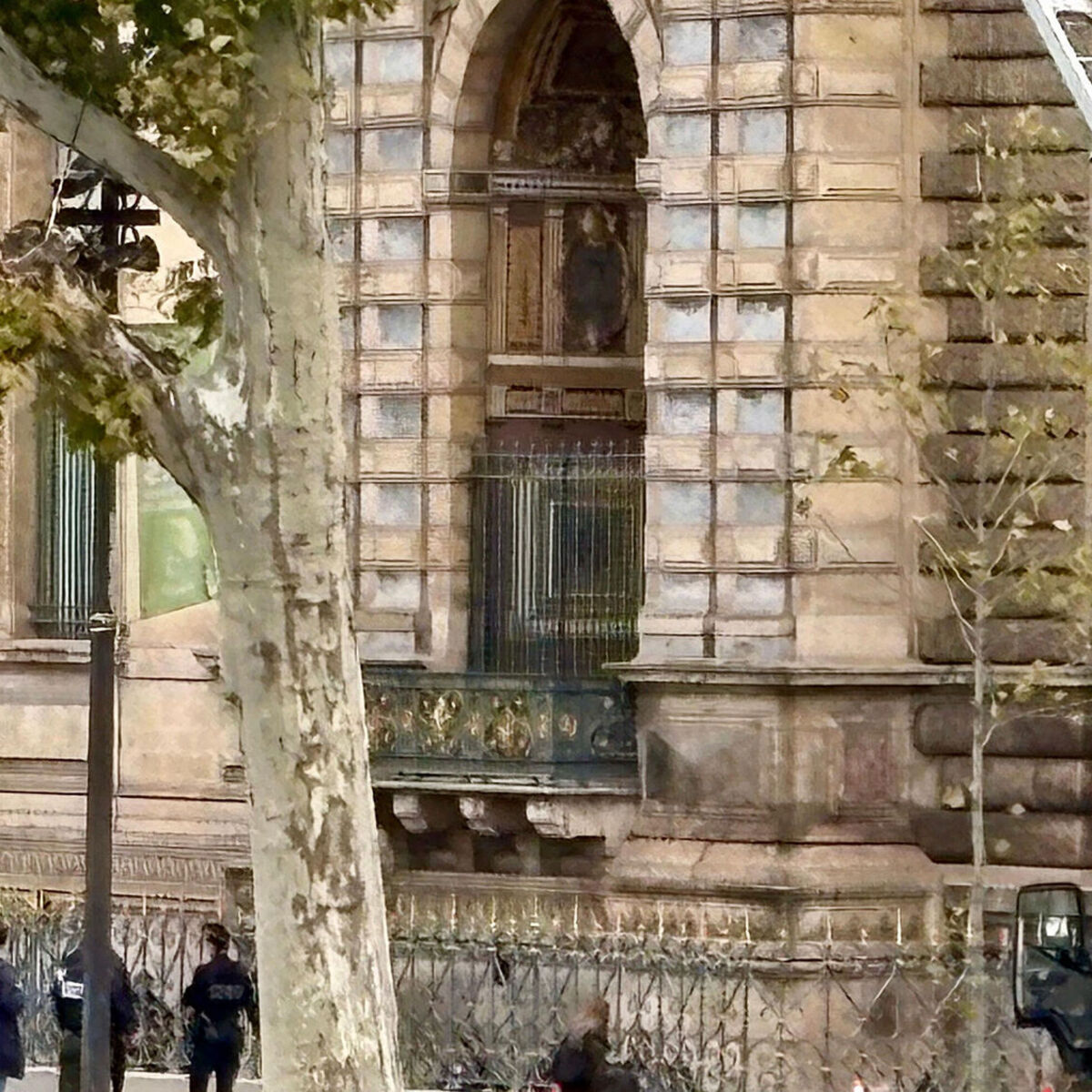 Two men arrested after Louvre jewel heist