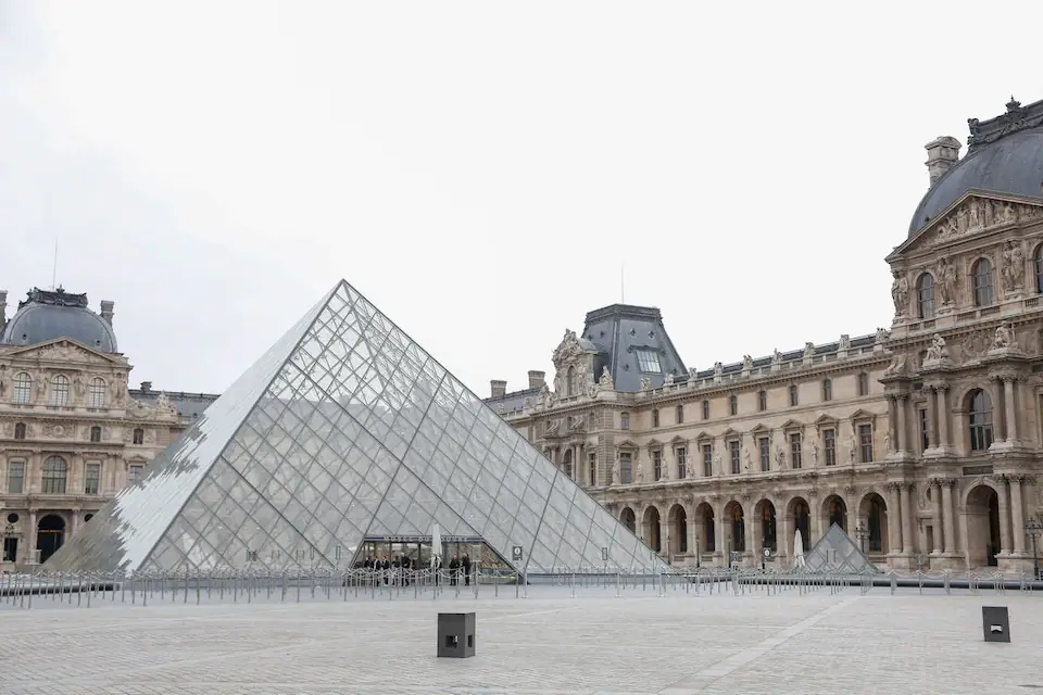 Cambriolage au Louvre: les deux suspects avouent... en partie