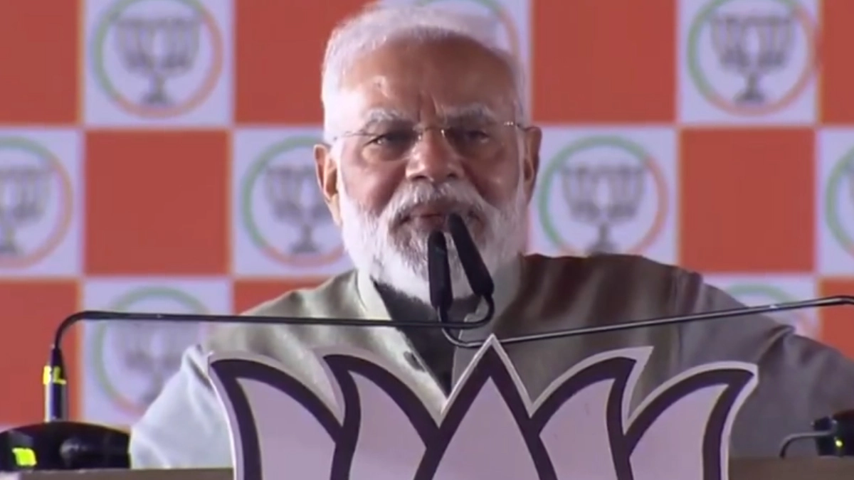 ‘RJD-Congress Ne Apna Manifesto Nahi, Rate List Jaari Ki Hai’: PM Narendra Modi Targets Mahagathbandhan in Chhapra (Watch Videos)