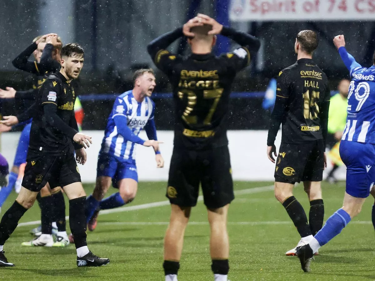 David Healy pinpoints 'naive' aspects of Linfield game as champions throw away two-goal lead