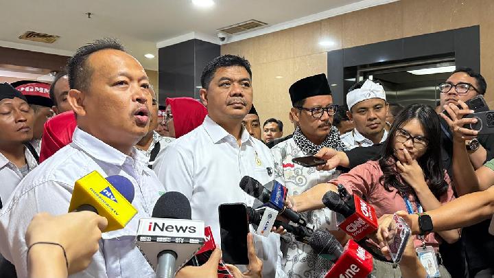 Thousands of Islamic School Teachers Protest in Jakarta for Equal Status and Pay